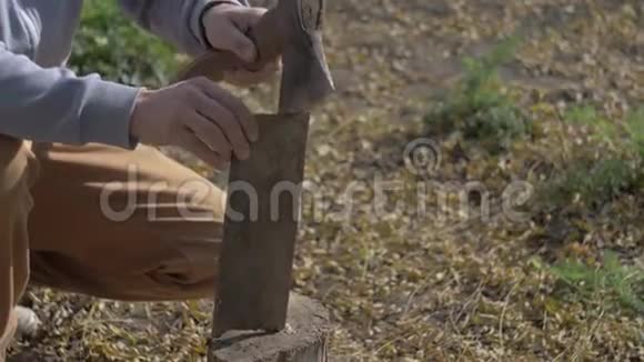 人用斧子砍木头做柴斧头在伐木工人手中4k录像5994fps视频的预览图