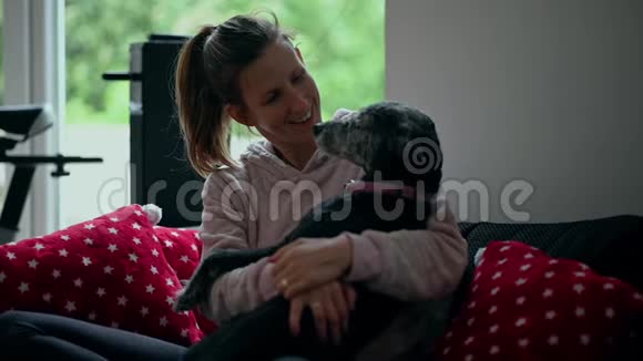 年轻女子抱狗的慢动作视频的预览图