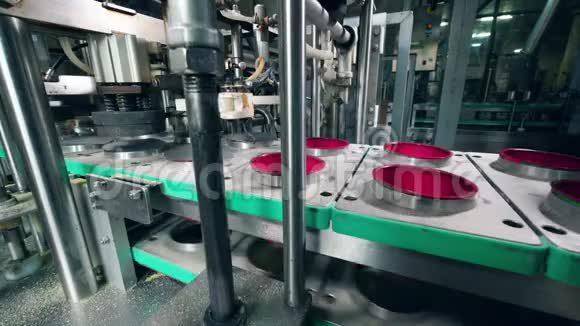工厂的包装过程箔片被放置在容器上视频的预览图