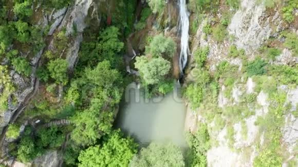 华丽的山瀑布视频的预览图