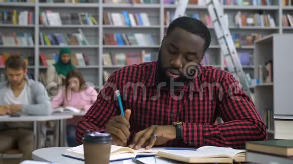 累的黑人学生学习困难的作业视频的预览图