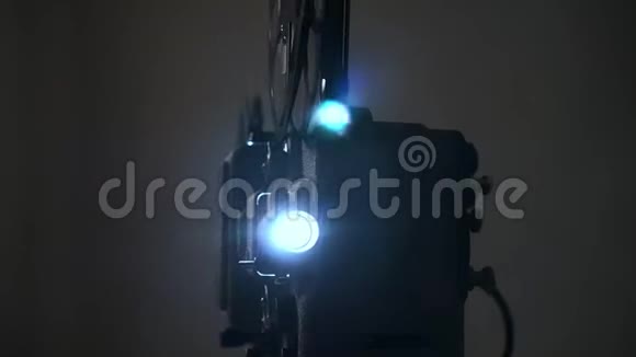 8毫米电影放映机Retro正在播放老式投影仪视频的预览图