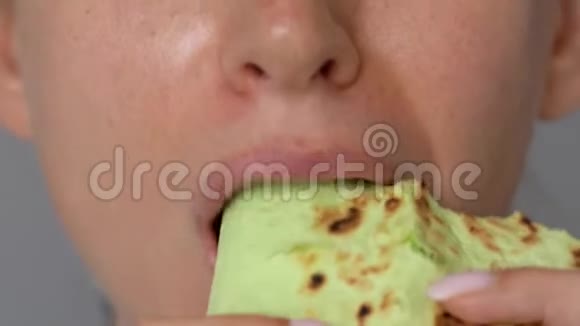 女人吃菠菜沙瓦玛鸡肉蔬菜特写视频的预览图