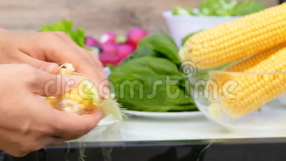 把玉米从叶子上剥下来视频的预览图