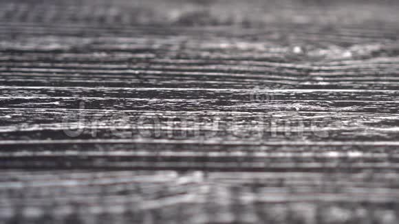 一大把亚麻籽落在黑色的木头表面视频的预览图