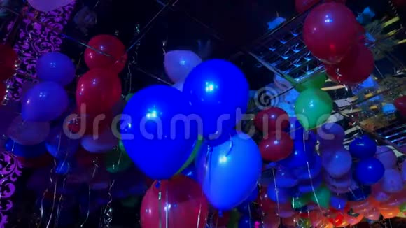派对期间的气球视频的预览图