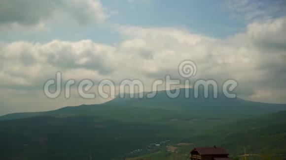 绿色森林山和多云的天空全景视频的预览图