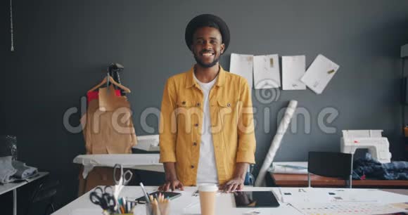 英俊的非洲裔美国设计师微笑着站在工作的肖像视频的预览图