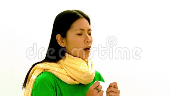 穿着绿色T恤和黄色围巾的亚洲女士打喷嚏视频的预览图
