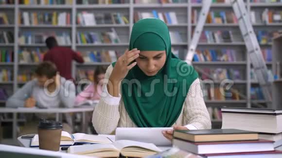 疲惫的阿拉伯女学生头痛视频的预览图