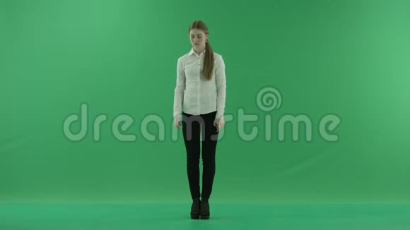 愤怒的年轻商务女性正在进行在线视频聊天她穿着正式的衣服白色衬衫和黑色裤子视频的预览图
