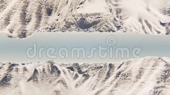 雪山蓝色圣诞节冬季背景冬季山谷景观山景视频的预览图