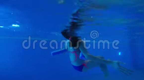 小游泳女孩的水下景色视频的预览图