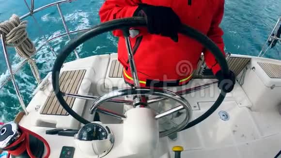 移动船只的方向盘由一个人持有视频的预览图