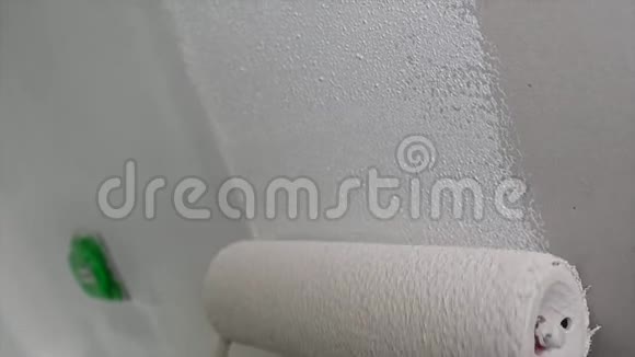 滚筒油漆白色墙面天花板用白色油漆视频的预览图