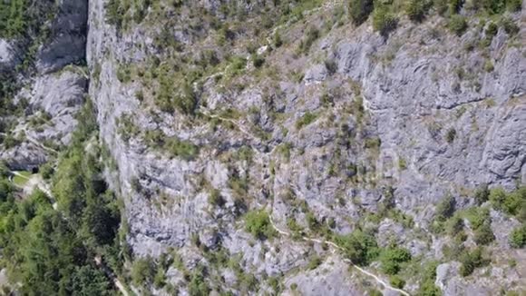 夏日徒步旅行者在山坡上的空中拍摄照相机正飞起呈现出美丽的风景视频的预览图