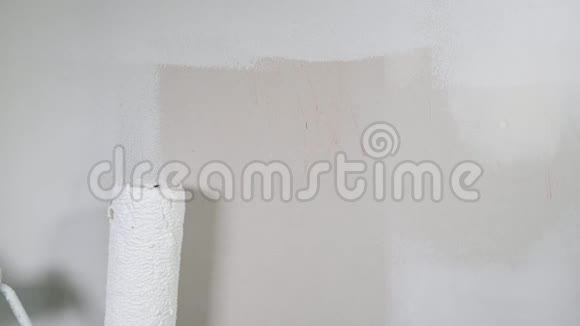 滚筒油漆白色墙面天花板用白色油漆视频的预览图