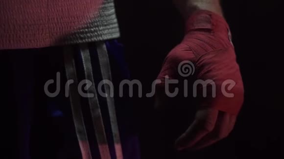 一个拳击手红色绷带隔离在黑暗模糊的背景特写视频的预览图