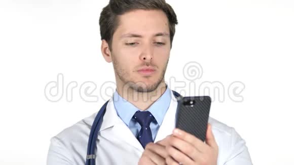 年轻医生浏览智能手机白色背景视频的预览图