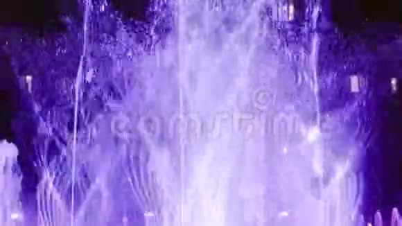 喷泉里的一串串水飞了起来视频的预览图