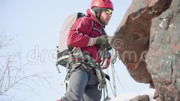 登山者系在胸前安全带上他正准备征服这座山视频的预览图