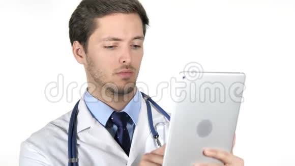 年轻医生使用白色背景片视频的预览图