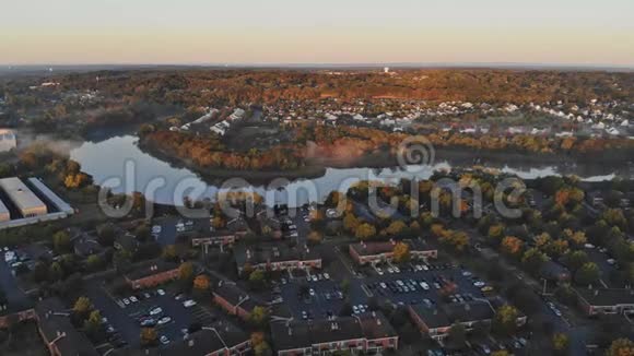 空中鸟瞰低层住宅在中产阶级社区相当睡眠区一个美丽的雾蒙蒙的早晨视频的预览图