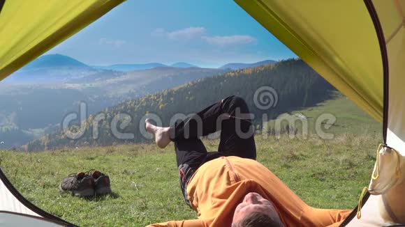 从帐篷到山上的景色视频的预览图