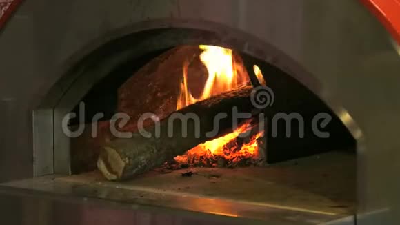 披萨用木烤箱金属烤箱用于木材上的披萨视频的预览图