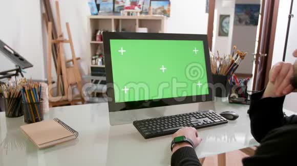 一个长着艺术表情的胡子男人在绿色屏幕上看视频视频的预览图