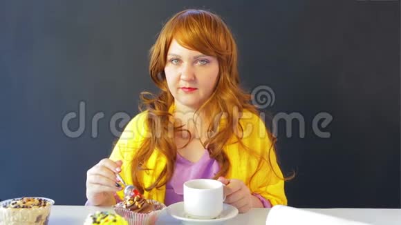 那个女孩在一家咖啡馆里喝茶吃蛋糕视频的预览图