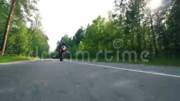 一个人骑摩托车在路上很快视频的预览图