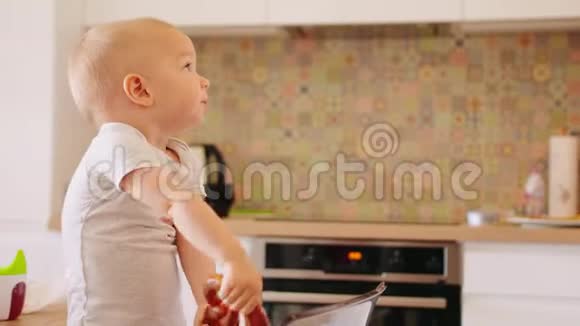 小男孩在厨房吃糕点视频的预览图
