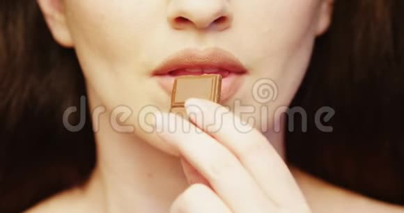 嘴唇吃巧克力棒一个女人沉溺于食物的味道视频的预览图