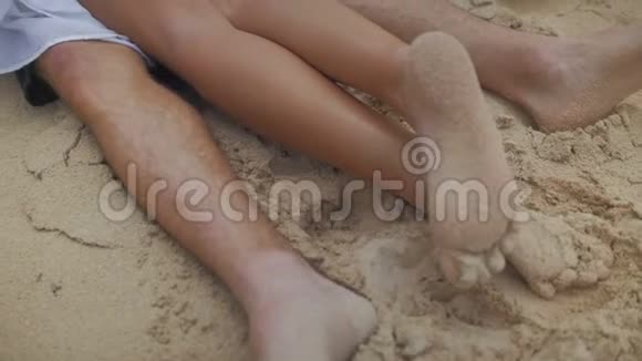 一对躺在沙滩上的情侣视频的预览图