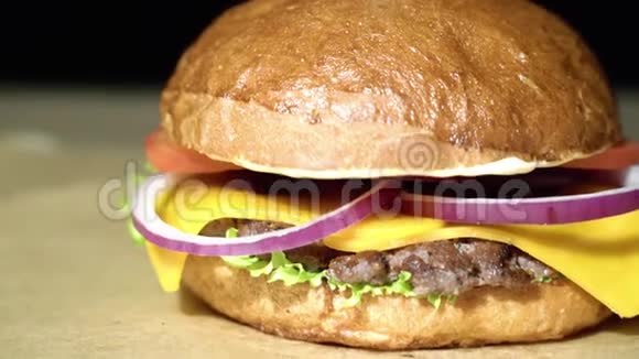 将美味的汉堡配上牛肉片生菜番茄洋葱放在棕色纸上视频的预览图