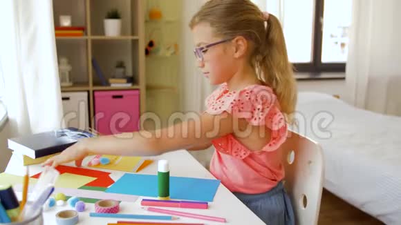 女孩在家用剪刀剪彩纸视频的预览图