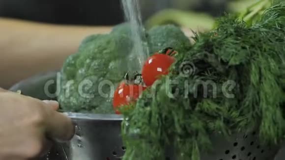 生菜洗水健康饮食素食素食维生素和青春的概念视频的预览图