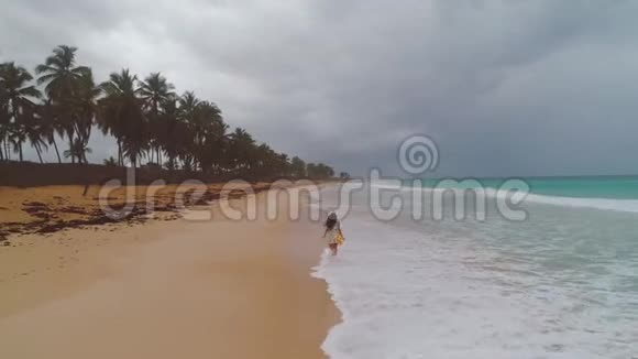 天堂岛海滩热带度假快乐的女人穿着裙子享受海上日出多米尼加共和国视频的预览图