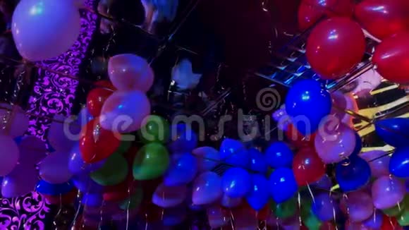 派对期间的气球视频的预览图