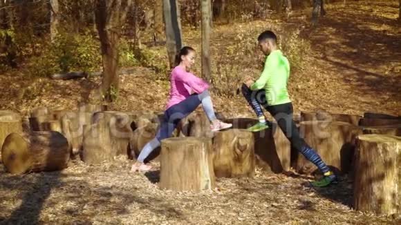 在秋天的森林里运动员夫妇一起在外面训练视频的预览图