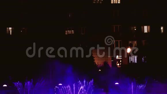 从喷泉里喷出美丽的卷曲水流夜晚的喷泉视频的预览图