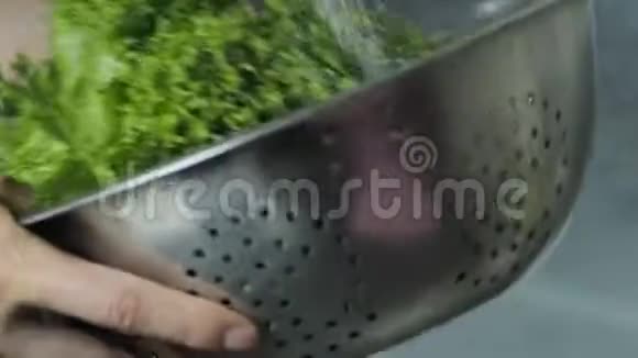 莴苣洗水慢动作180英尺视频的预览图
