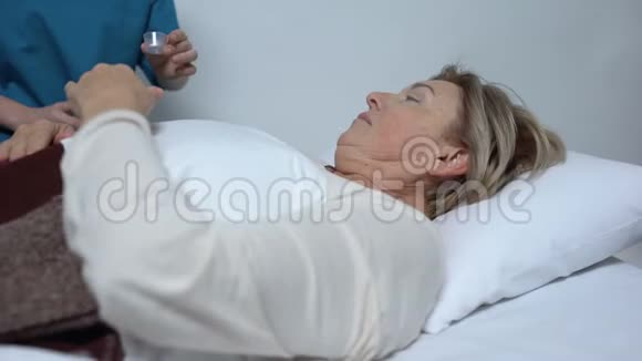 护士给予女性患者术后抗生素剂量医院视频的预览图