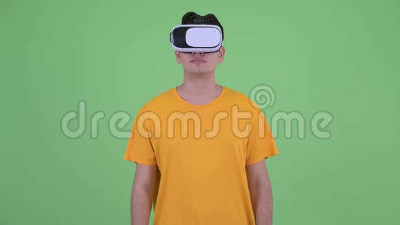 快乐青年多民族使用虚拟现实耳机视频的预览图