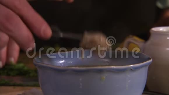 把牡蛎放在汤里视频的预览图