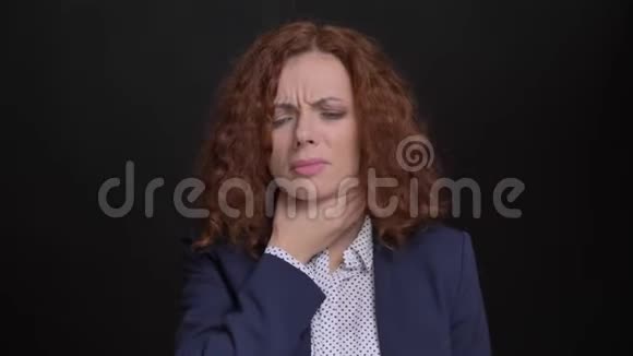 镜头前一头红卷发喉病的白种人成年女性特写镜头视频的预览图