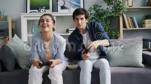 夫妻俩在家玩游戏手里拿着操纵杆玩游戏视频的预览图