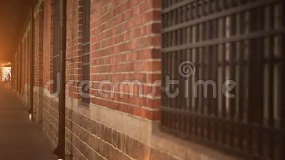 砖楼用铁艺金属栏板古老的具有历史意义的阳光之地红砖墙视频的预览图