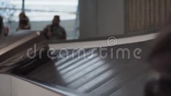 手提箱沿着机场的传送带移动4K人剪影视频的预览图